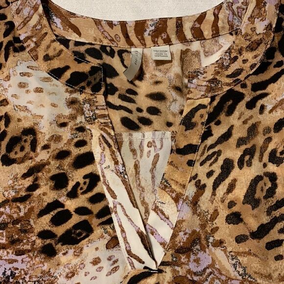 Est.1946 Animal print top with V-neck and rollup/button sleeve - Picture 7 of 7